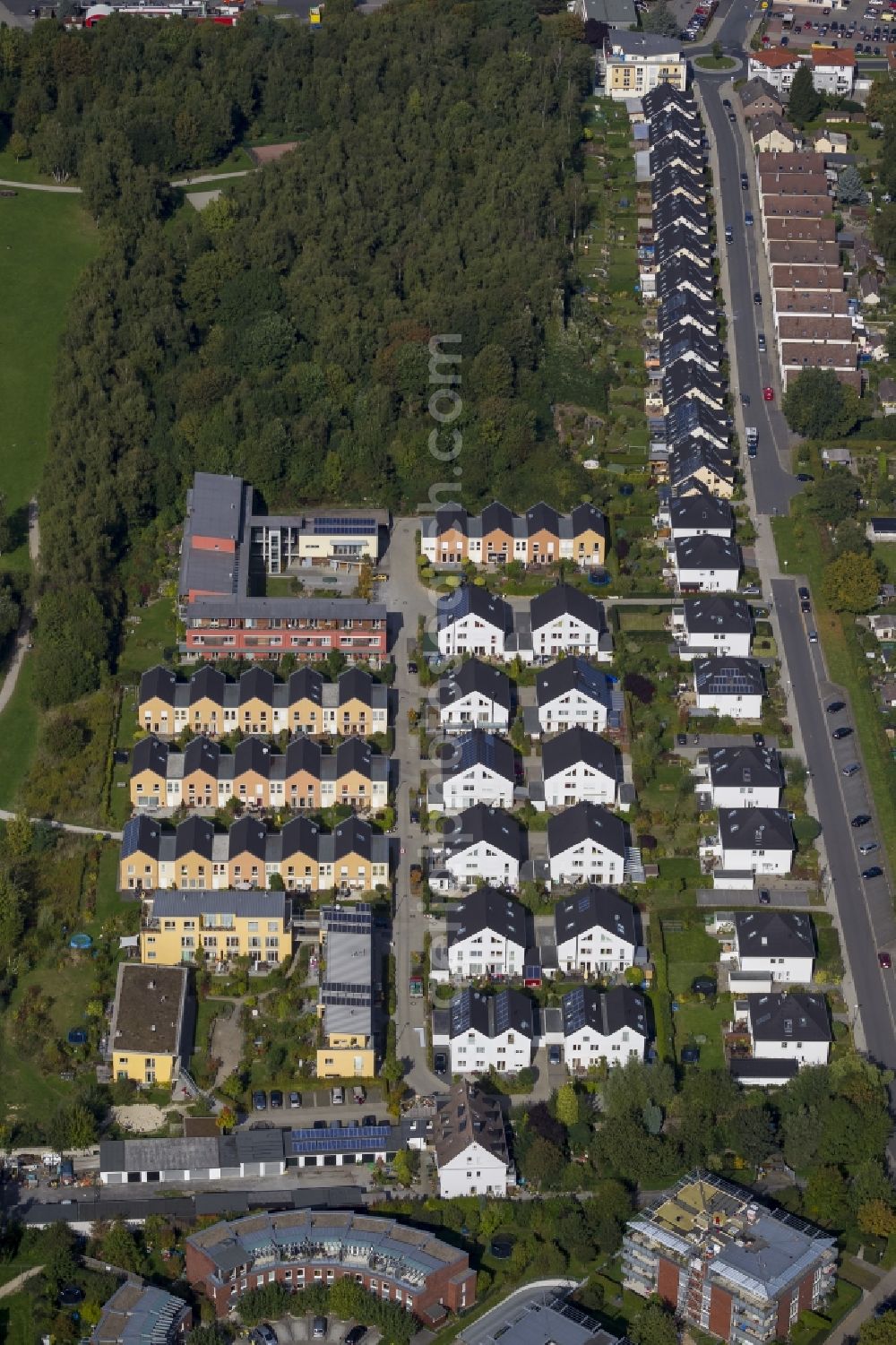 Dortmund from the bird's eye view: Structures in a residential area with new houses on Tremoniapark in Dortmund in North Rhine-Westphalia