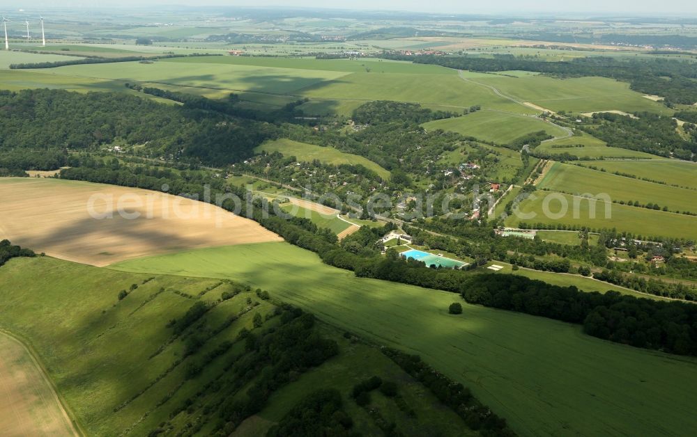 Aerial photograph Wichmar - Structures on agricultural fields along the Saale overlooking the swimming pool of the open-air swimming pool Camburg on Doebritscher Strasse in the district Camburg in Wichmar in the state Thuringia, Germany