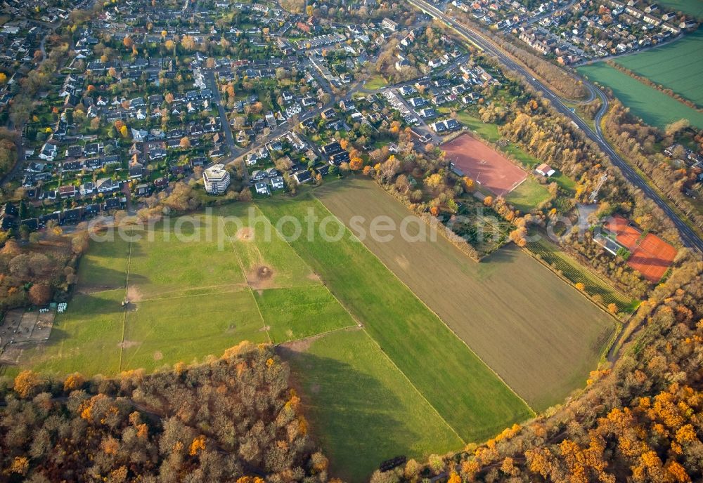 Aerial photograph Duisburg - Structures on agricultural fields in the district Duisburg Sued in Duisburg in the state North Rhine-Westphalia