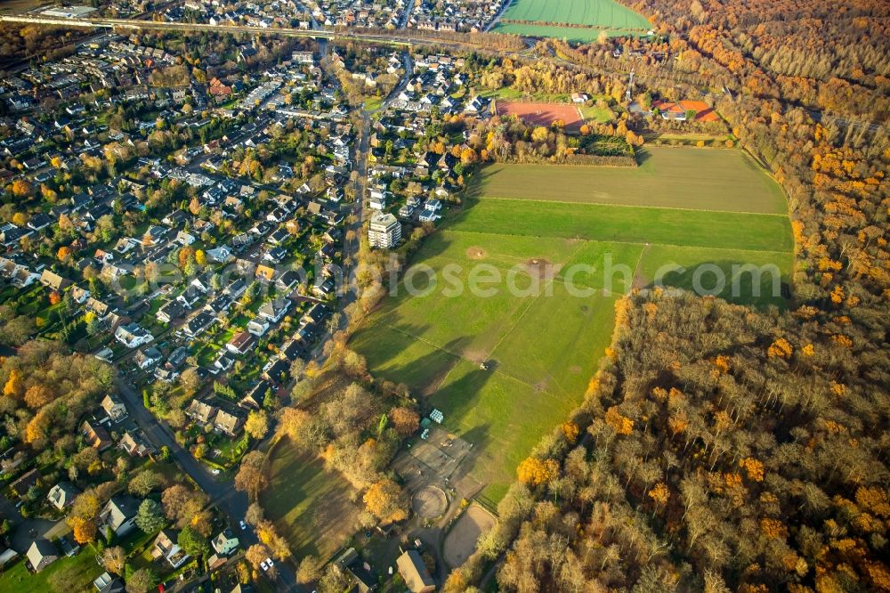 Aerial photograph Duisburg - Structures on agricultural fields in the district Duisburg Sued in Duisburg in the state North Rhine-Westphalia