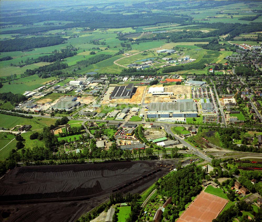 Aerial image Kamp-Lintfort - Deutlich sichtbar ist der Strukturwandel im Verlauf der letzten 30 Jahren haben sich hier technologieorientierte Betriebe etabliert, die den Steinkohlebergbau mittelfristig ablösen sollen. Im Gewerbegebiet an der Friedrich-Heinrich-Alle entsteht das Produktionszentrum des Mobiltefefonherstellers Siemens Mobile (heute BenQ Mobile). Unten ist eine Kohlenhalde des Bergwerks West erkennbar. Structural change in the industrial area of Kamp - Lintfort.