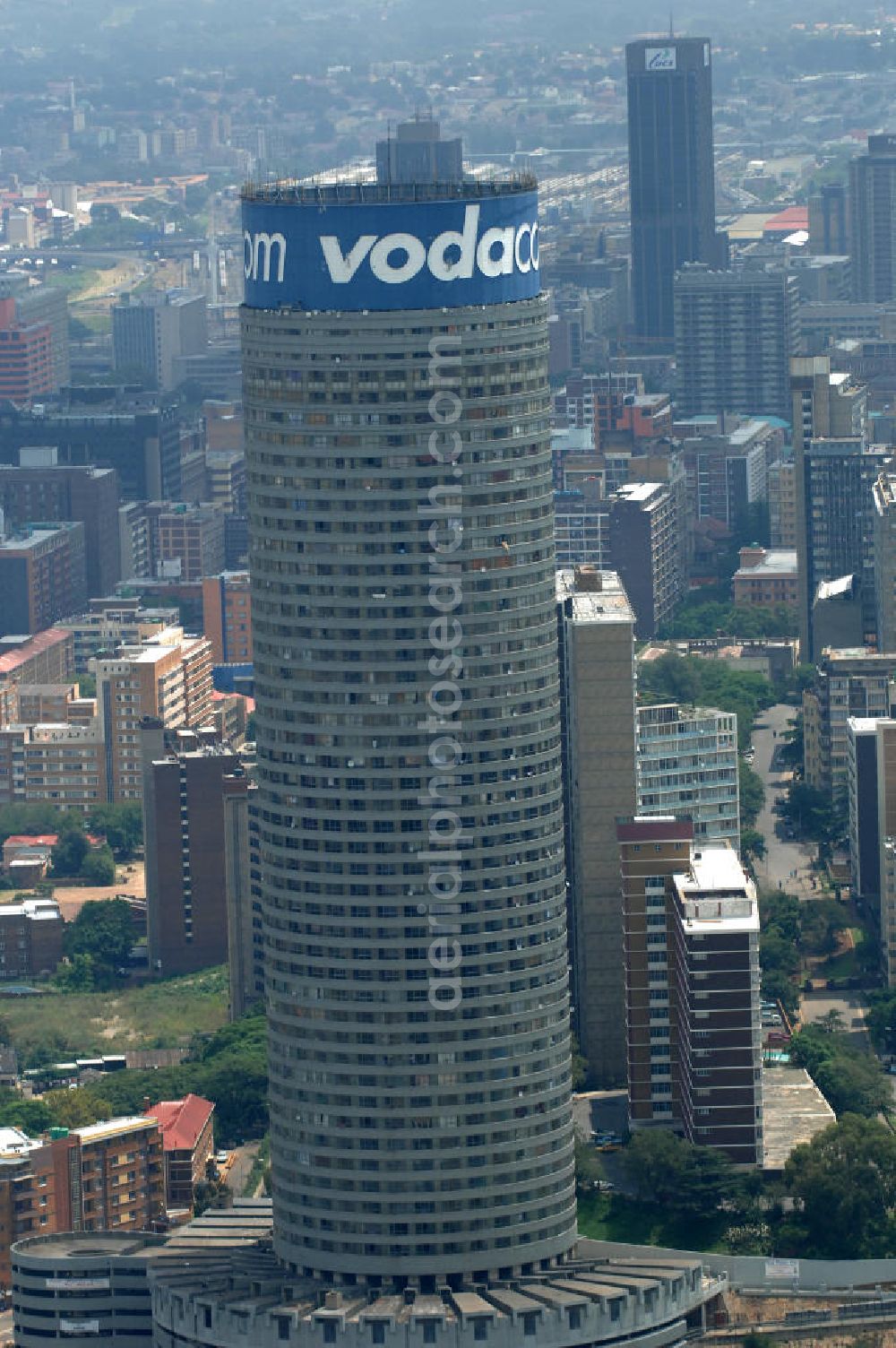 Johannesburg from the bird's eye view: Blick auf den Strydom Tower (Ponte City Apartments) an der Saratoga Ace / Joe Slovo Dr in Johannesburg. Das Hochhaus ist durch seine weithin sichtbare vodacom - Leuchtreklame erkennbar und ein Markenzeichen der Stadt. View of the Strydom Tower (Ponte City Apartments) at the Saratoga Ace / Joe Slovo Dr in Johannesburg. The skyscraper is visible for miles vodacom through his - neon sign and a recognizable brand in the city.