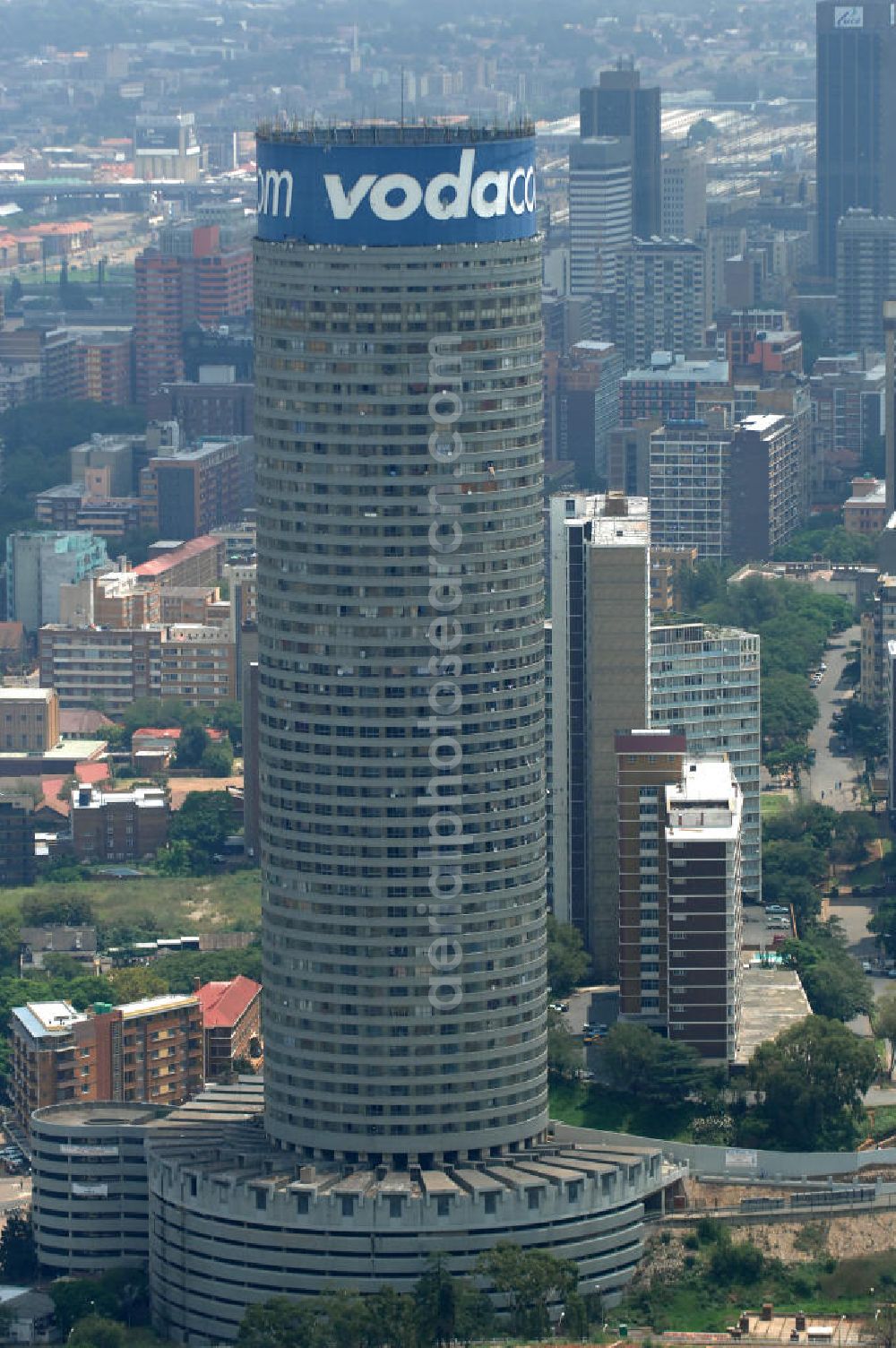 Aerial image Johannesburg - Blick auf den Strydom Tower (Ponte City Apartments) an der Saratoga Ace / Joe Slovo Dr in Johannesburg. Das Hochhaus ist durch seine weithin sichtbare vodacom - Leuchtreklame erkennbar und ein Markenzeichen der Stadt. View of the Strydom Tower (Ponte City Apartments) at the Saratoga Ace / Joe Slovo Dr in Johannesburg. The skyscraper is visible for miles vodacom through his - neon sign and a recognizable brand in the city.