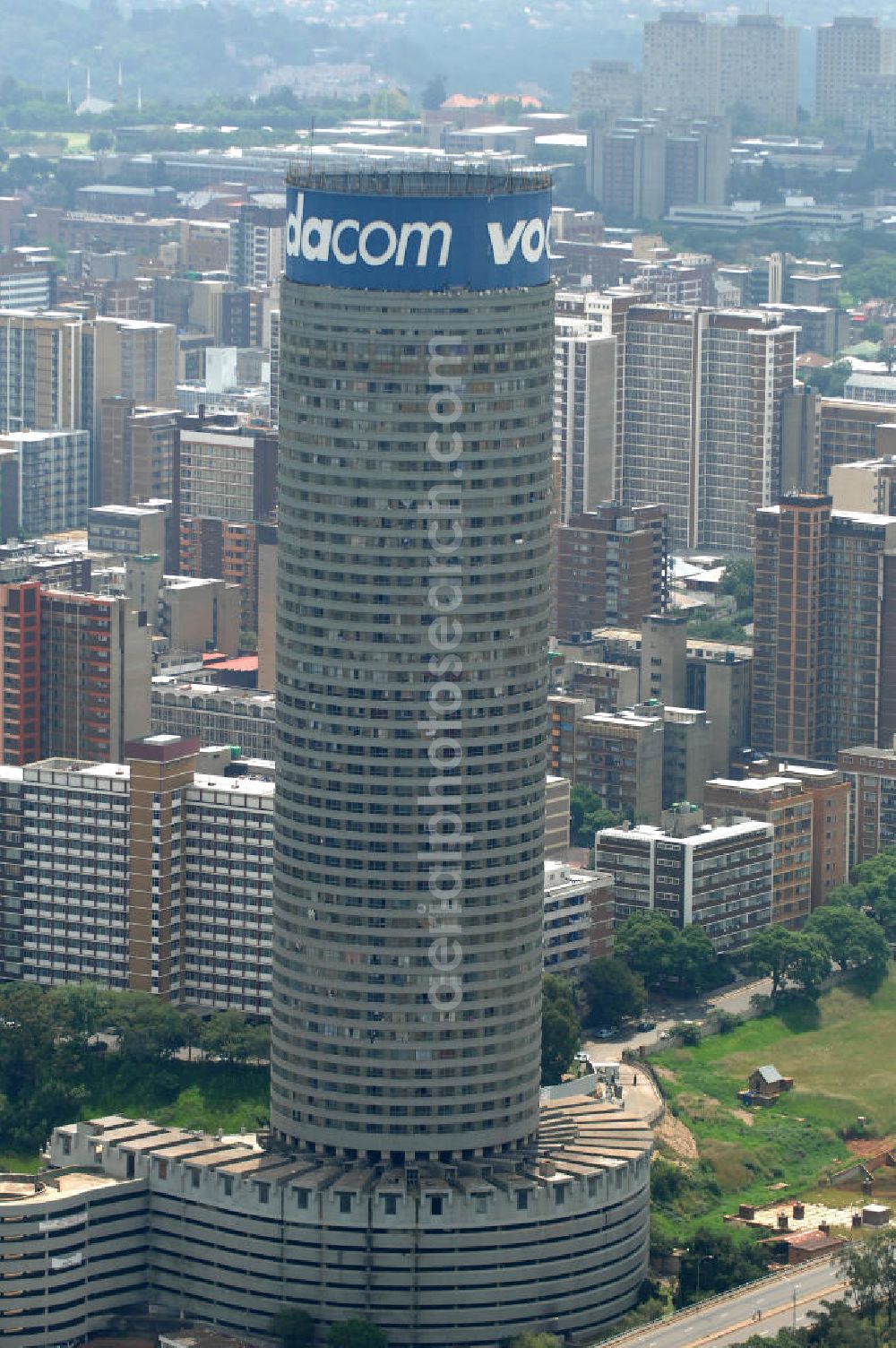 Johannesburg from the bird's eye view: Blick auf den Strydom Tower (Ponte City Apartments) an der Saratoga Ace / Joe Slovo Dr in Johannesburg. Das Hochhaus ist durch seine weithin sichtbare vodacom - Leuchtreklame erkennbar und ein Markenzeichen der Stadt. View of the Strydom Tower (Ponte City Apartments) at the Saratoga Ace / Joe Slovo Dr in Johannesburg. The skyscraper is visible for miles vodacom through his - neon sign and a recognizable brand in the city.