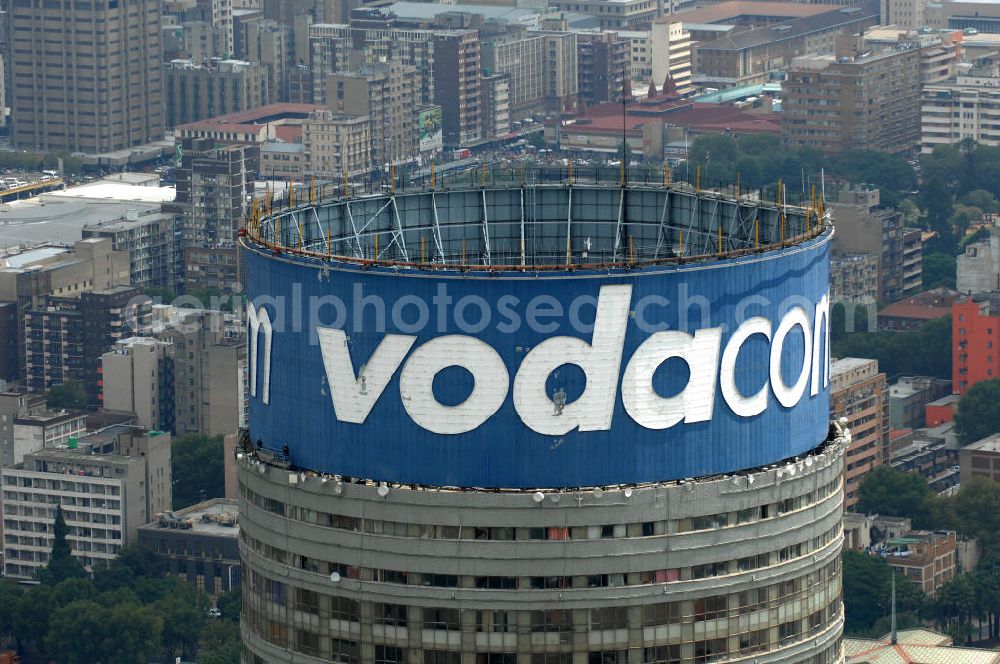 Johannesburg from above - Blick auf den Strydom Tower (Ponte City Apartments) an der Saratoga Ace / Joe Slovo Dr in Johannesburg. Das Hochhaus ist durch seine weithin sichtbare vodacom - Leuchtreklame erkennbar und ein Markenzeichen der Stadt. View of the Strydom Tower (Ponte City Apartments) at the Saratoga Ace / Joe Slovo Dr in Johannesburg. The skyscraper is visible for miles vodacom through his - neon sign and a recognizable brand in the city.