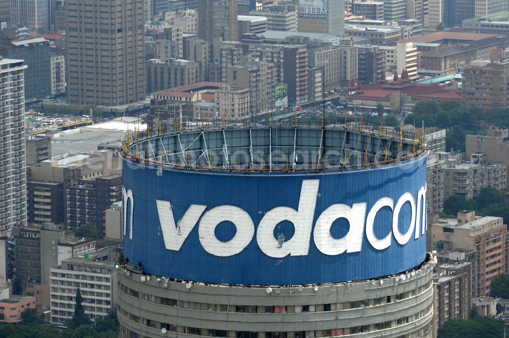 Johannesburg from the bird's eye view: Blick auf den Strydom Tower (Ponte City Apartments) an der Saratoga Ace / Joe Slovo Dr in Johannesburg. Das Hochhaus ist durch seine weithin sichtbare vodacom - Leuchtreklame erkennbar und ein Markenzeichen der Stadt. View of the Strydom Tower (Ponte City Apartments) at the Saratoga Ace / Joe Slovo Dr in Johannesburg. The skyscraper is visible for miles vodacom through his - neon sign and a recognizable brand in the city.