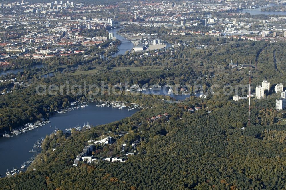 Aerial image Berlin - The Stoessensee, a book of the Havel is the limit of Spandau and Charlottenburg districts in Berlin in the state of Berlin. On the dune east of the Sea of the transmission tower Scholzplatz of the programs of Radio and Television rbb is to be transferred. On the banks of Stoessensee sailing and boating clubs have their berths. Behind the Pichelswerder peninsula runs the river Havel, which has previously passed the old town of Spandau. A Dominates building is the Rathaus Spandau