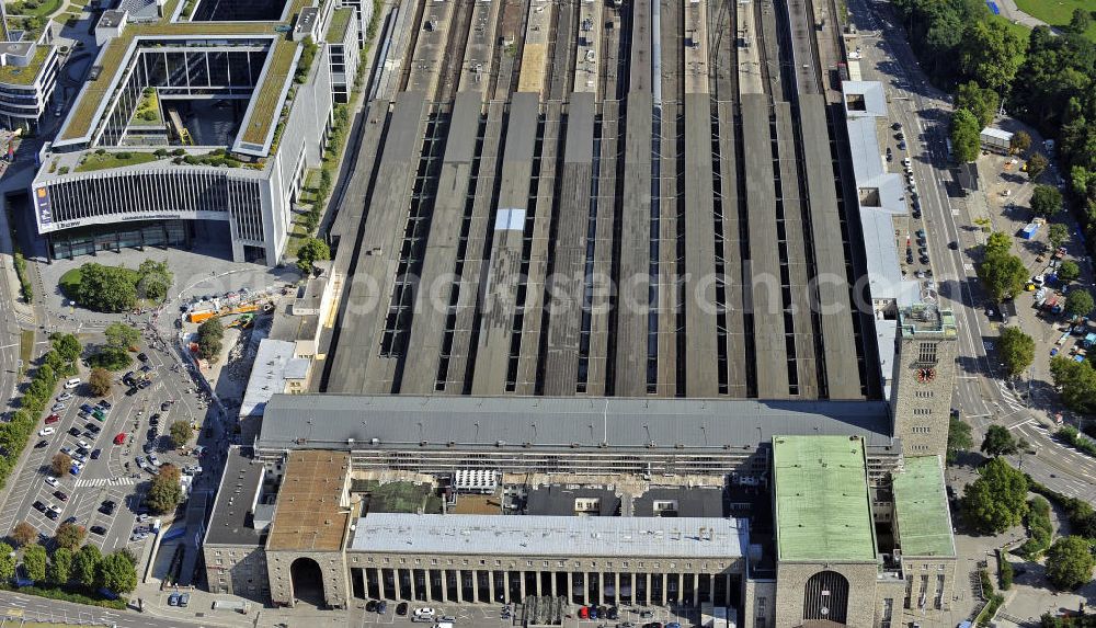 Aerial image Stuttgart - Blick auf den Stuttgarter Hauptbahnhof. Der ab 1914 erbaute Kopfbahnhof soll im Rahmen des Projektes Stuttgart 21 zum Großteil abgerissen und in einen unterirdischen Durchgangsbahnhof umgewandelt werden. View of Stuttgart Central Station. The termnal station will be largely demolished during the project Stuttgart 21 and converted into an underground transit station.