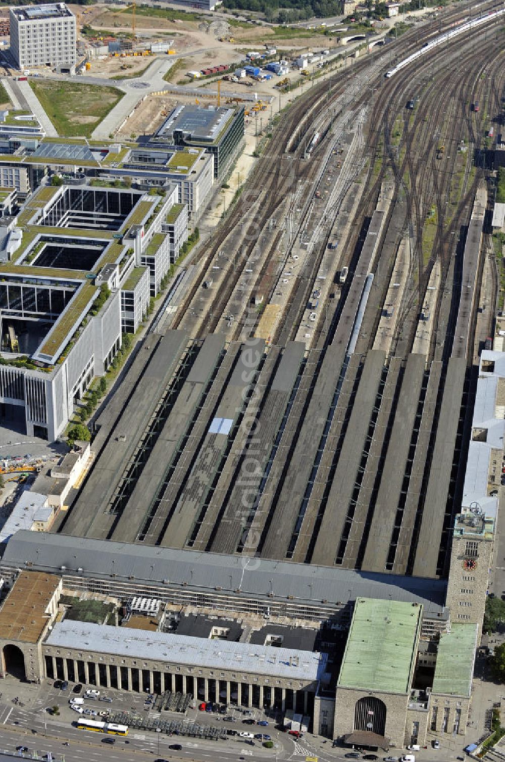 Aerial photograph Stuttgart - Blick auf den Stuttgarter Hauptbahnhof. Der ab 1914 erbaute Kopfbahnhof soll im Rahmen des Projektes Stuttgart 21 zum Großteil abgerissen und in einen unterirdischen Durchgangsbahnhof umgewandelt werden. View of Stuttgart Central Station. The termnal station will be largely demolished during the project Stuttgart 21 and converted into an underground transit station.