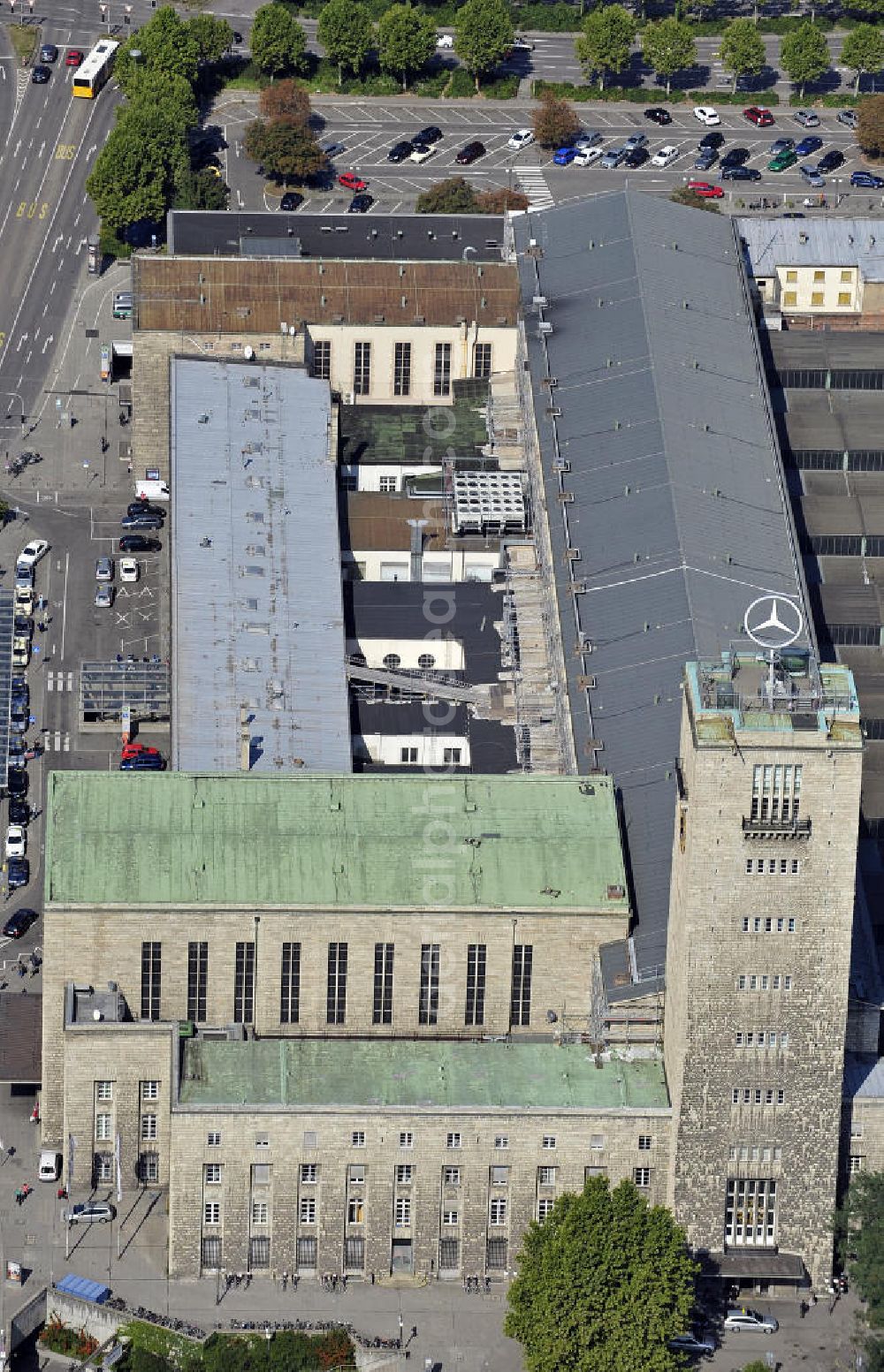 Aerial image Stuttgart - Blick auf den Stuttgarter Hauptbahnhof. Der ab 1914 erbaute Kopfbahnhof soll im Rahmen des Projektes Stuttgart 21 zum Großteil abgerissen und in einen unterirdischen Durchgangsbahnhof umgewandelt werden. View of Stuttgart Central Station. The termnal station will be largely demolished during the project Stuttgart 21 and converted into an underground transit station.