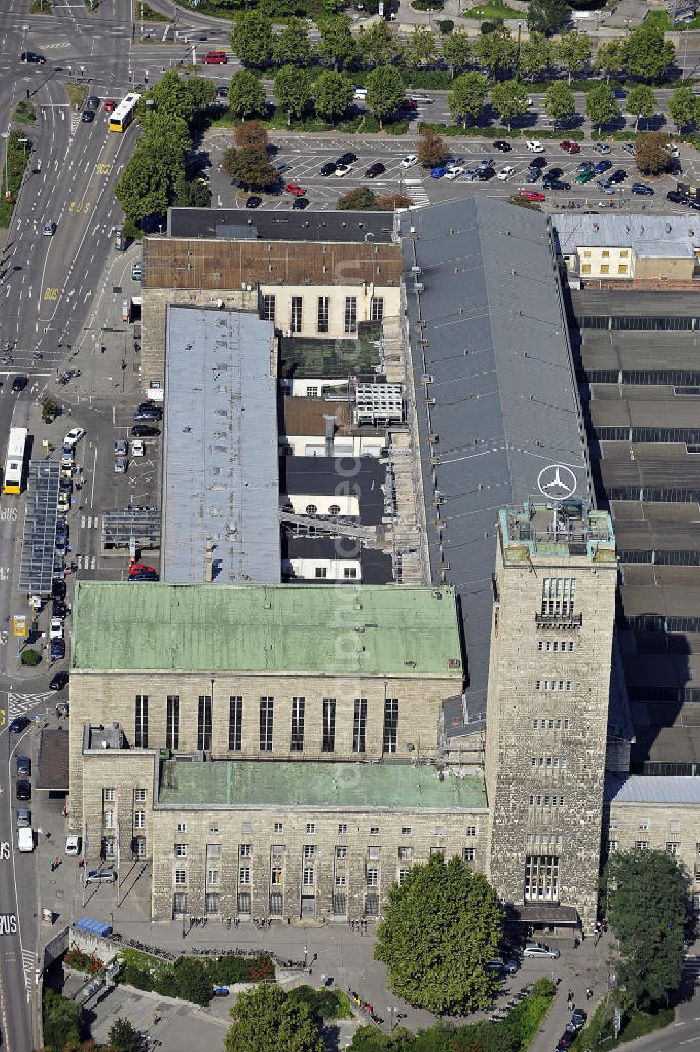 Aerial photograph Stuttgart - Blick auf den Stuttgarter Hauptbahnhof. Der ab 1914 erbaute Kopfbahnhof soll im Rahmen des Projektes Stuttgart 21 zum Großteil abgerissen und in einen unterirdischen Durchgangsbahnhof umgewandelt werden. View of Stuttgart Central Station. The termnal station will be largely demolished during the project Stuttgart 21 and converted into an underground transit station.