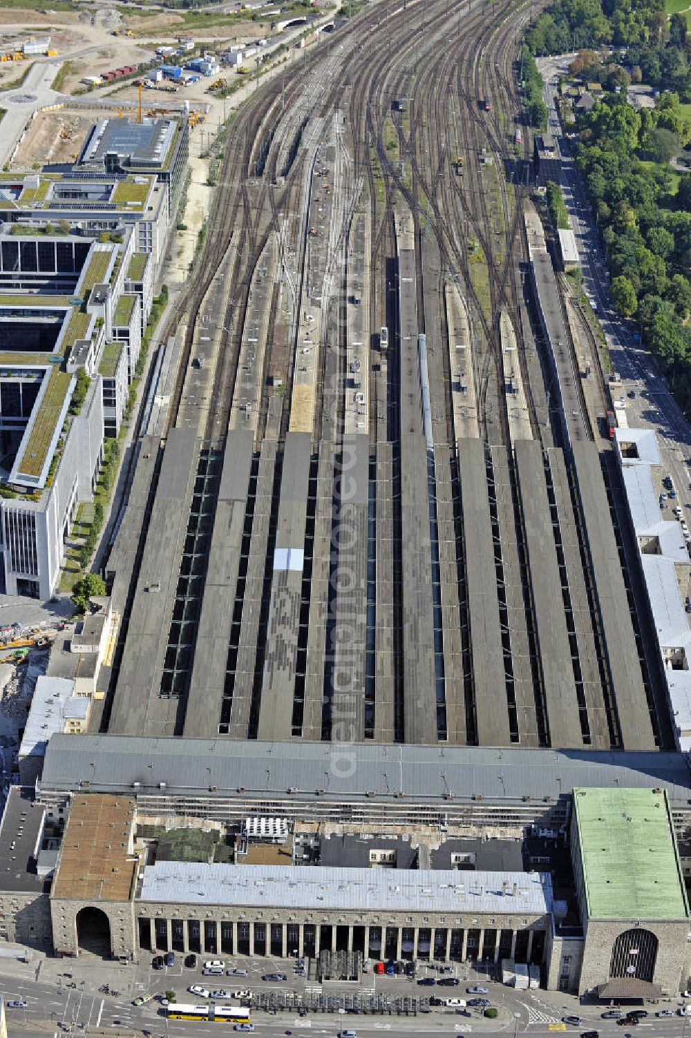 Aerial image Stuttgart - Blick auf den Stuttgarter Hauptbahnhof. Der ab 1914 erbaute Kopfbahnhof soll im Rahmen des Projektes Stuttgart 21 zum Großteil abgerissen und in einen unterirdischen Durchgangsbahnhof umgewandelt werden. View of Stuttgart Central Station. The termnal station will be largely demolished during the project Stuttgart 21 and converted into an underground transit station.