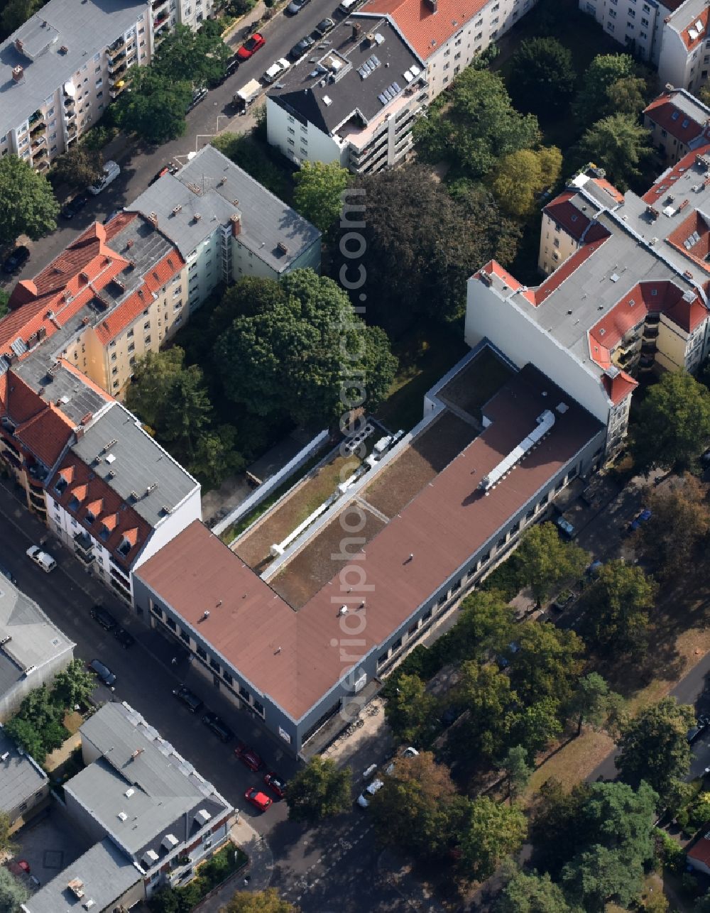 Berlin from the bird's eye view: Store of the Supermarket Aldi in a residential area in the Warnemuender Strasse in Berlin