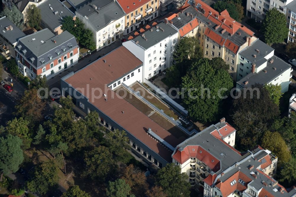 Aerial image Berlin - Store of the Supermarket Aldi in a residential area in the Warnemuender Strasse in Berlin