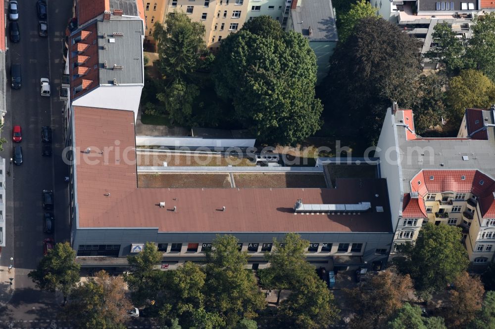 Aerial photograph Berlin - Store of the Supermarket Aldi in a residential area in the Warnemuender Strasse in Berlin