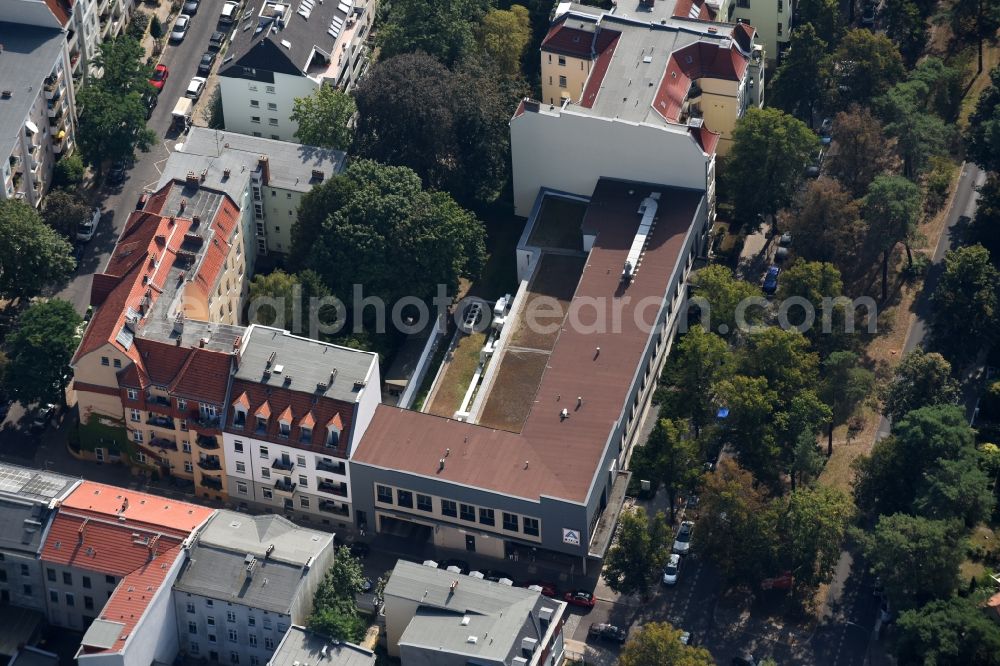 Aerial image Berlin - Store of the Supermarket Aldi in a residential area in the Warnemuender Strasse in Berlin