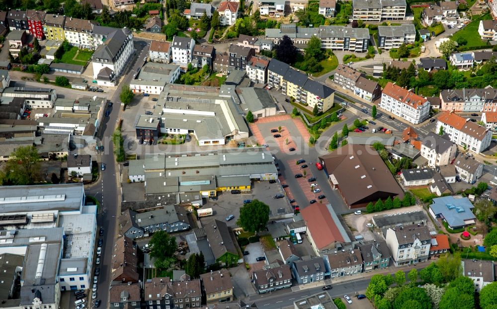 Gevelsberg from the bird's eye view: Store of the Supermarket Aldi, trinkgut Groening, Dursty and branch of Homberg GmbH at Hasslinghauer street and Hammerstreet in Gevelsberg in the state North Rhine-Westphalia