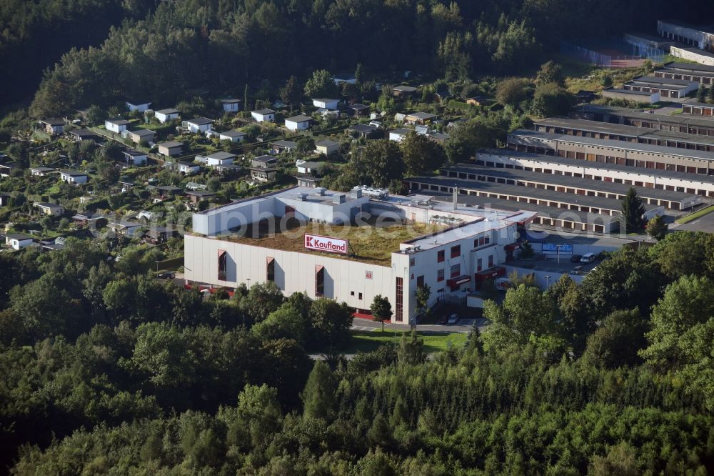 Aerial photograph Aue - Store of the Supermarket Kaufland in the Bruenlasberg residential area in Aue in the state of Saxony