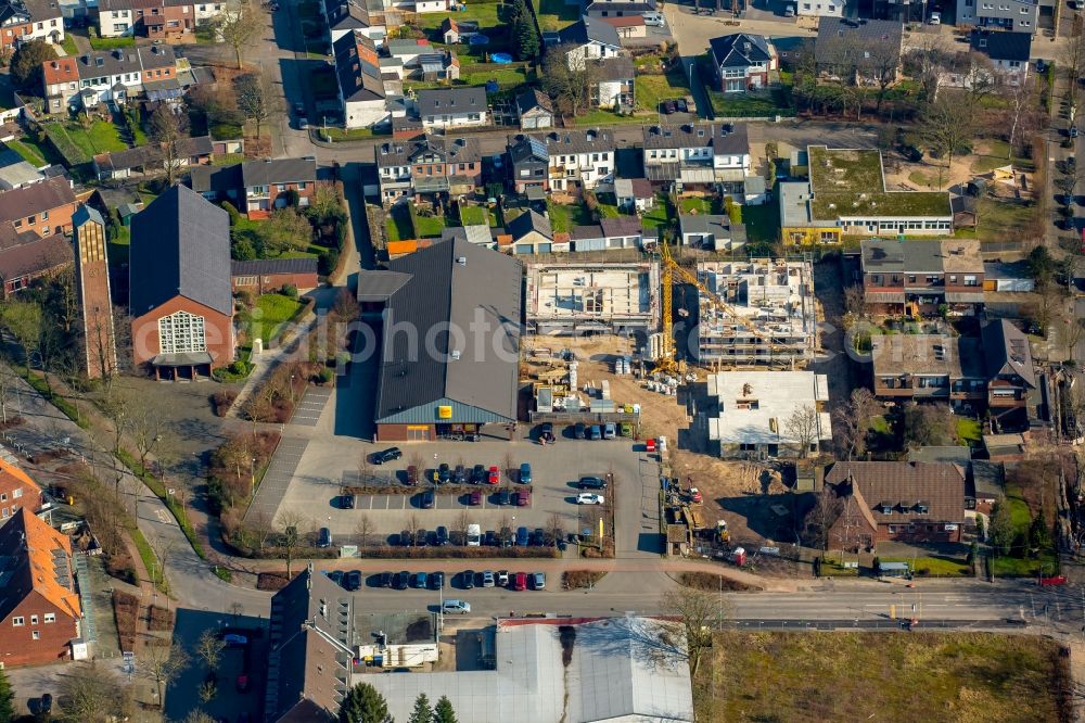 Neukirchen-Vluyn from the bird's eye view: Netto supermarket, St.Quirinus church and construction sites on Max-von-Schenkendorfstrasse in the Neukirchen part of Neukirchen-Vluyn in the state of North Rhine-Westphalia