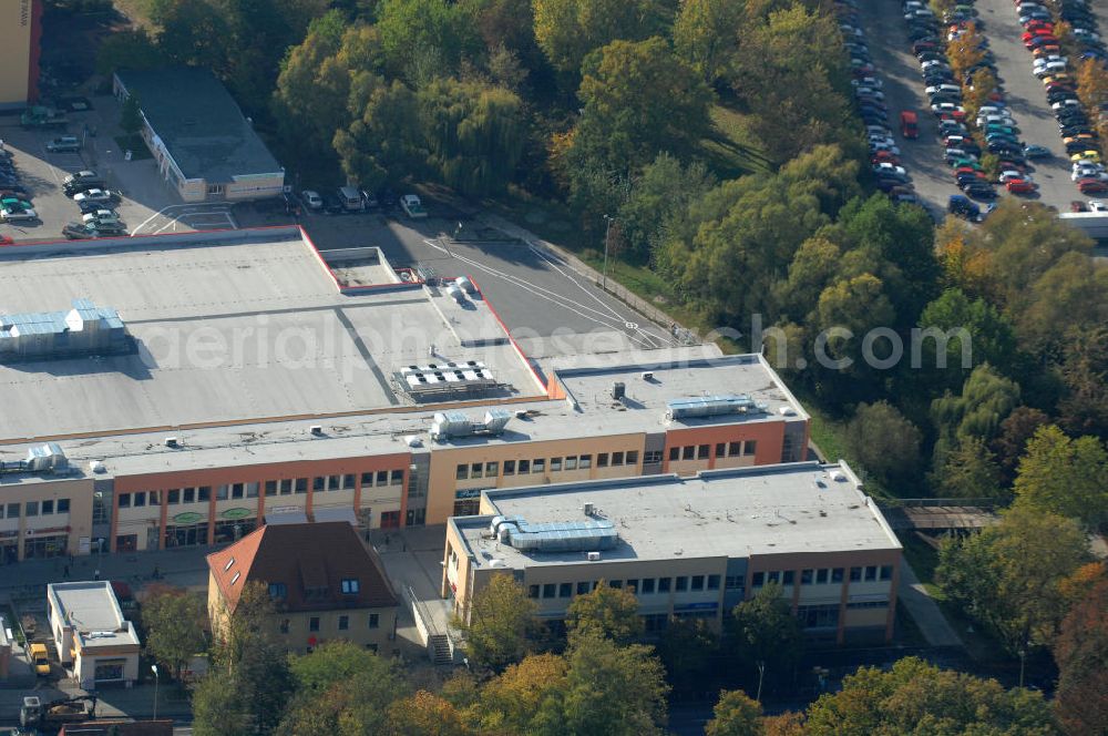 Aerial photograph Berlin - Blick auf einen Supermarkt der Kaufland-Kette an der Wiltbergstraße in Berlin-Buch. View of a supermarket in the district Buch.