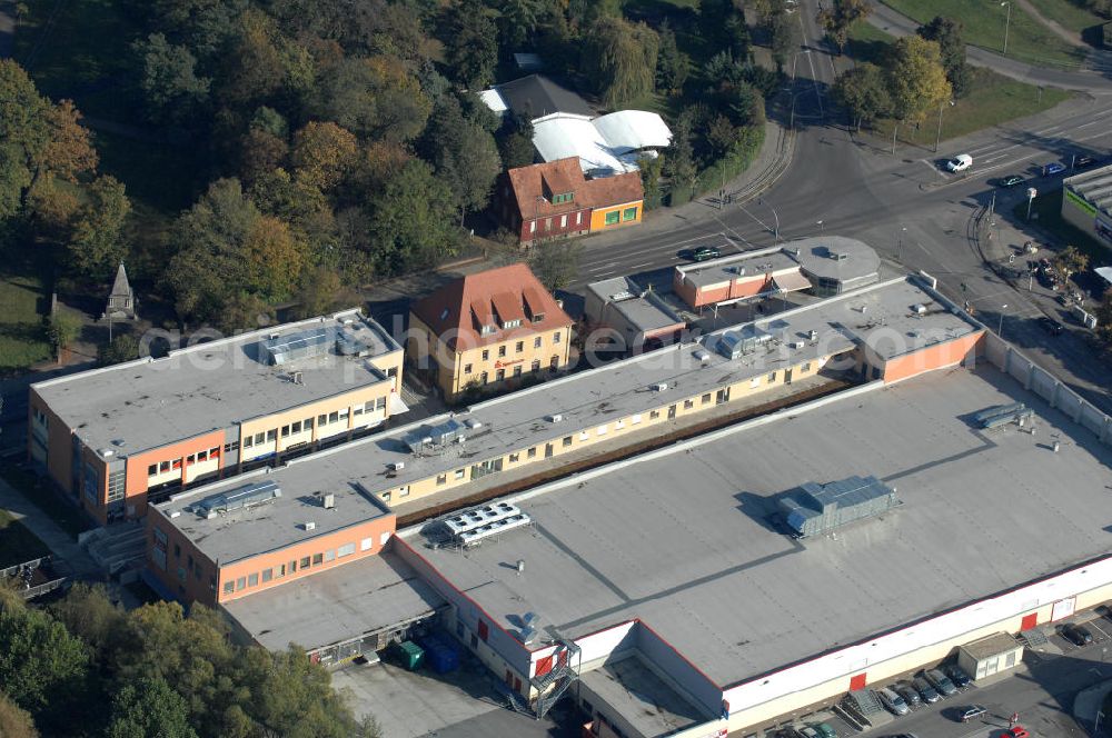 Berlin from the bird's eye view: Blick auf einen Supermarkt der Kaufland-Kette an der Wiltbergstraße in Berlin-Buch. View of a supermarket in the district Buch.