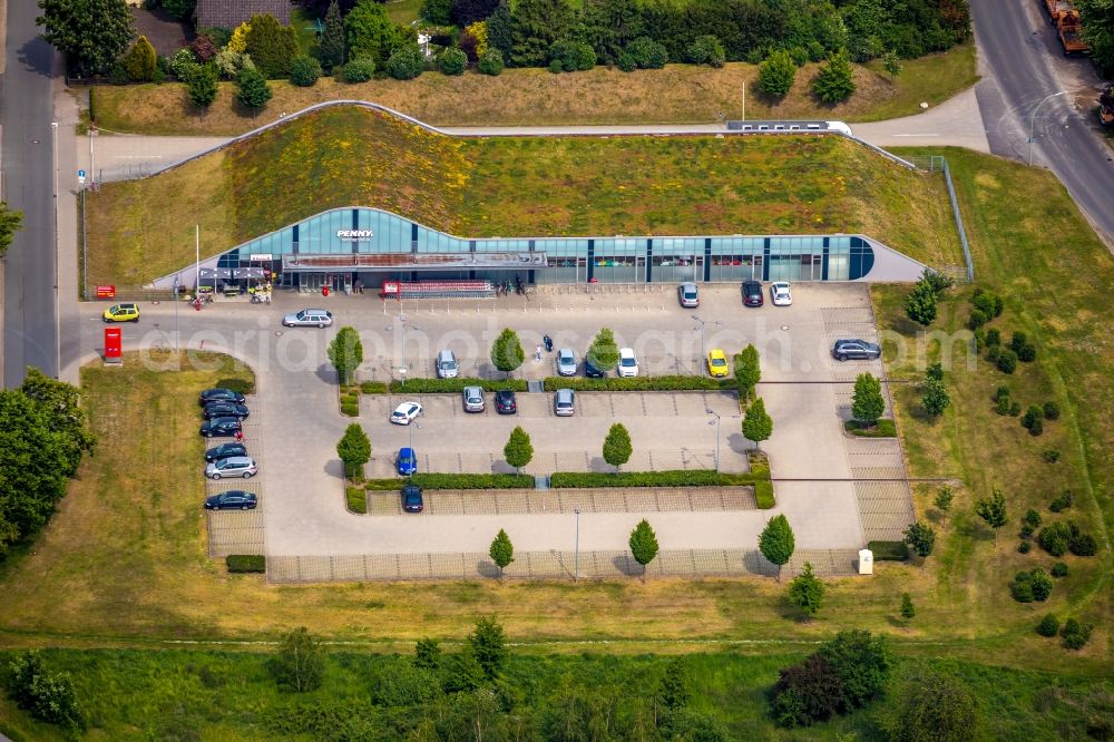 Aerial photograph Werne - Store of the Supermarket PENNY with Dachbegruenung An den 12 Baeumen in Werne in the state North Rhine-Westphalia, Germany