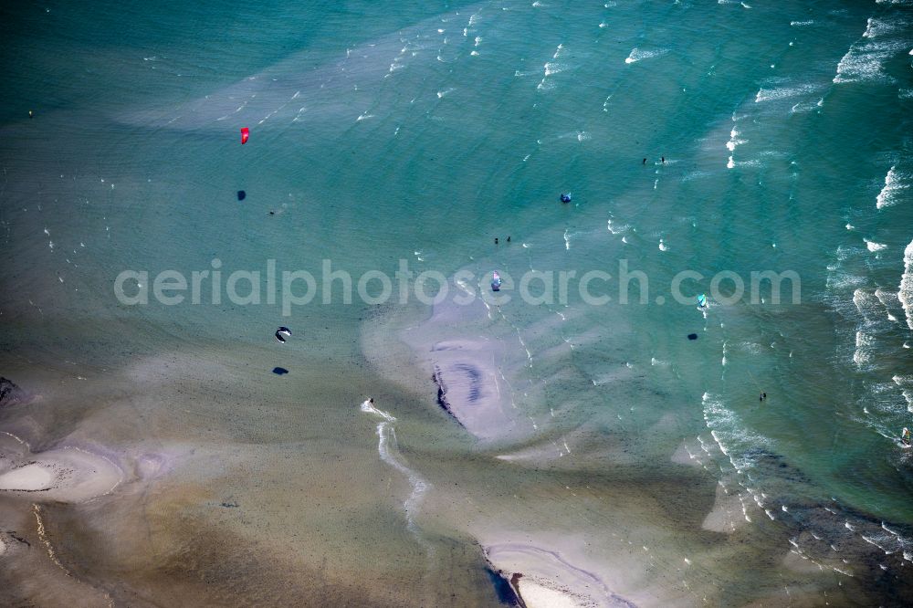 Puttgarden from the bird's eye view: Surfer - kitesurfer in motion Gruener Brink in Puttgarden on the island on street Kabunskoppel of Fehmarn in the state Schleswig-Holstein, Germany