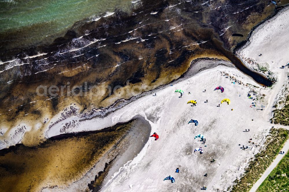 Aerial photograph Puttgarden - Surfer - kitesurfer in motion Gruener Brink in Puttgarden on the island on street Kabunskoppel of Fehmarn in the state Schleswig-Holstein, Germany