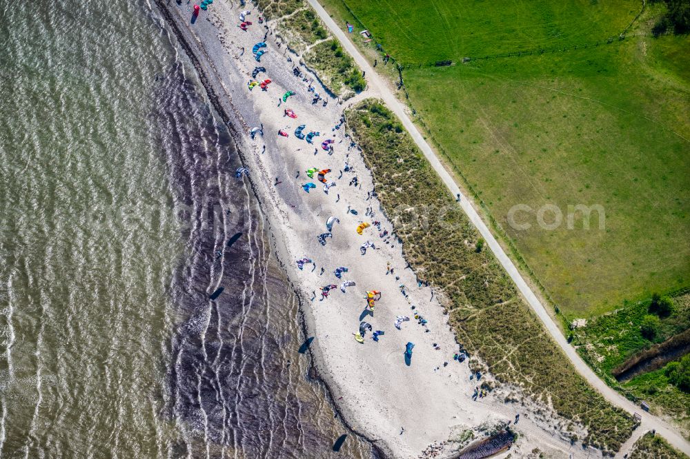 Puttgarden from the bird's eye view: Surfer - kitesurfer in motion Gruener Brink in Puttgarden on the island on street Kabunskoppel of Fehmarn in the state Schleswig-Holstein, Germany