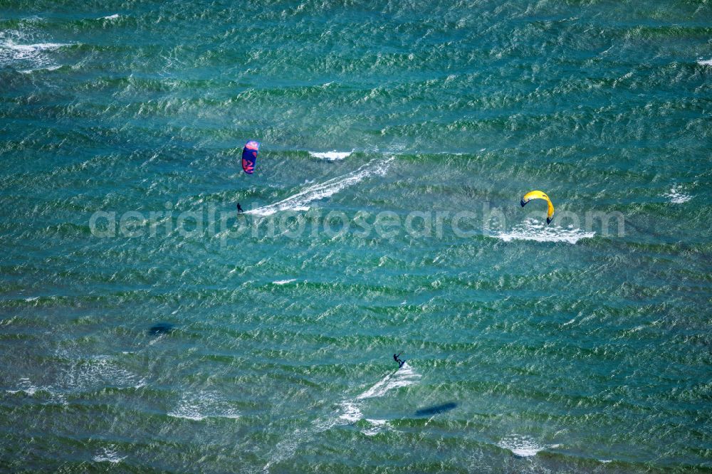 Neustadt in Holstein from the bird's eye view: Surfer - kitesurfer in motion Pelzerhaken on street Auf der Pelzerwiese in Neustadt in Holstein in the state Schleswig-Holstein, Germany