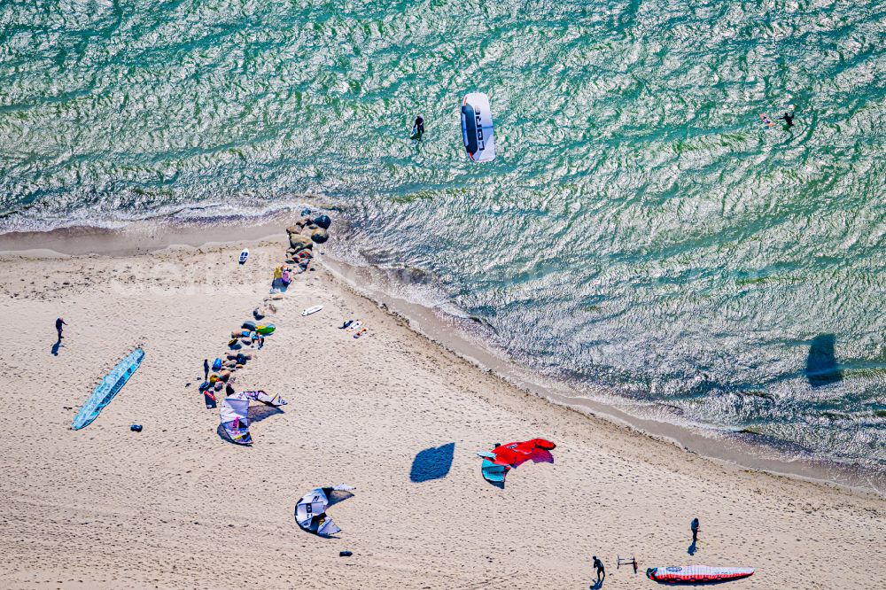 Aerial photograph Neustadt in Holstein - Surfer - kitesurfer in motion Pelzerhaken on street Auf der Pelzerwiese in Neustadt in Holstein in the state Schleswig-Holstein, Germany