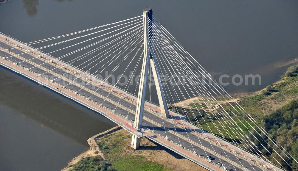 Aerial photograph Warschau / Warszawa / Warsaw - Die Schrägseilbrücke mit Namen Swietokrzyski Brücke / Heilig Kreuz Brücke Warschau ist die Verlängerung des Heilig Kreuz Weg und führt über die Weichsel. The Swietokrzyski bridge / Heilig Kreuz bridge is the extension of the Heilig Kreuz road / Trasa Swietokrzyska and crosses the river Vistula.