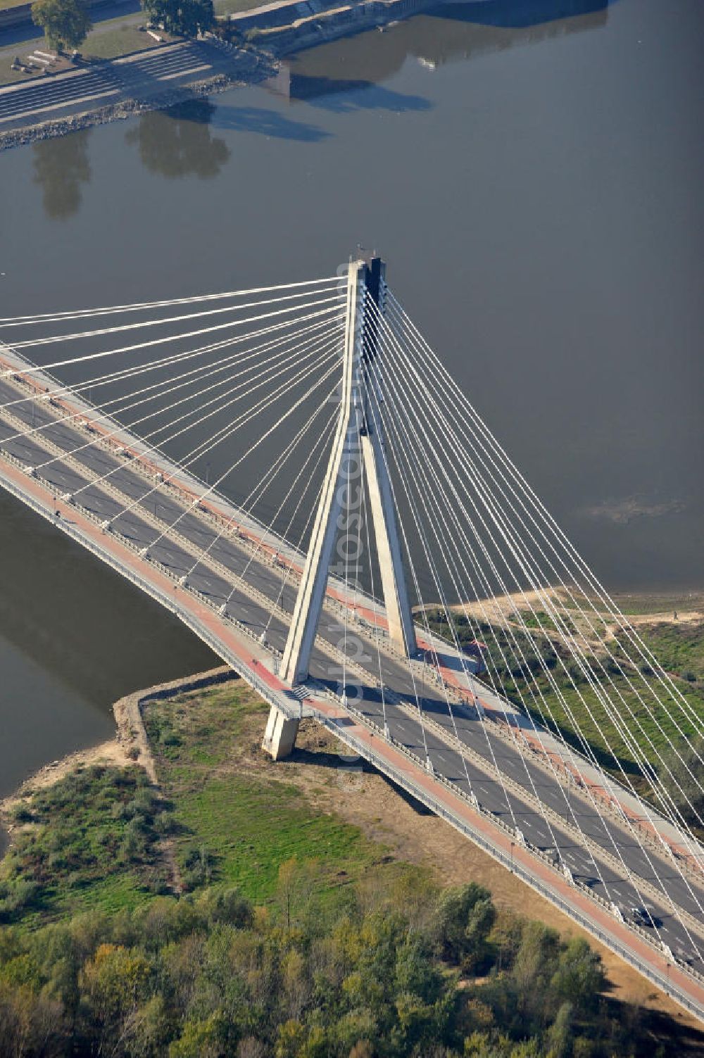 Warschau / Warszawa / Warsaw from above - Die Schrägseilbrücke mit Namen Swietokrzyski Brücke / Heilig Kreuz Brücke Warschau ist die Verlängerung des Heilig Kreuz Weg und führt über die Weichsel. The Swietokrzyski bridge / Heilig Kreuz bridge is the extension of the Heilig Kreuz road / Trasa Swietokrzyska and crosses the river Vistula.