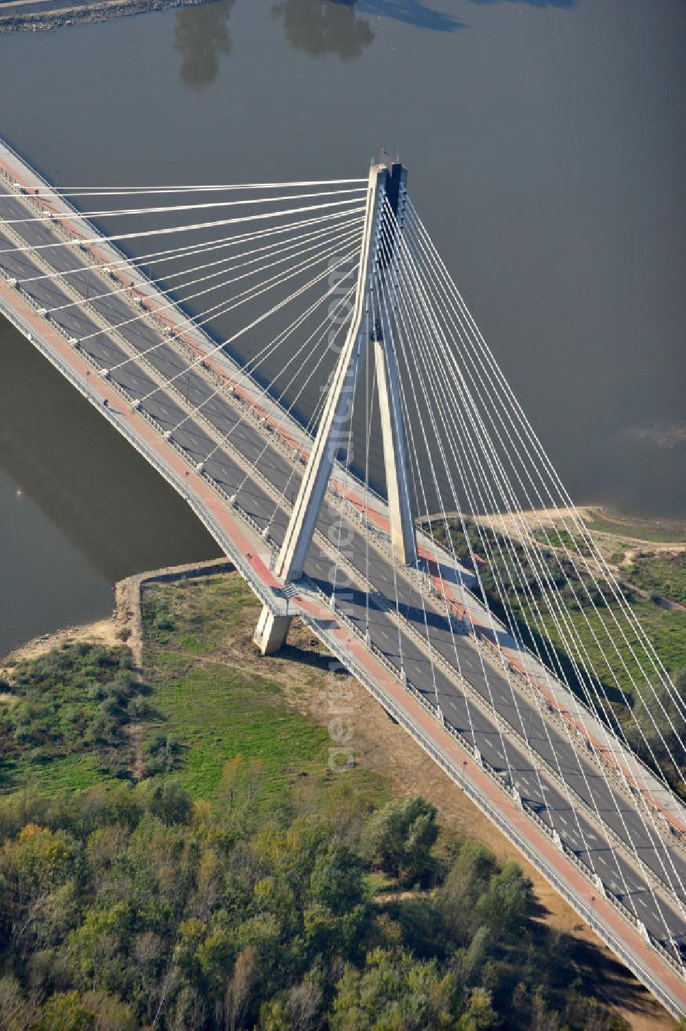 Warschau / Warszawa / Warsaw from the bird's eye view: Die Schrägseilbrücke mit Namen Swietokrzyski Brücke / Heilig Kreuz Brücke Warschau ist die Verlängerung des Heilig Kreuz Weg und führt über die Weichsel. The Swietokrzyski bridge / Heilig Kreuz bridge is the extension of the Heilig Kreuz road / Trasa Swietokrzyska and crosses the river Vistula.