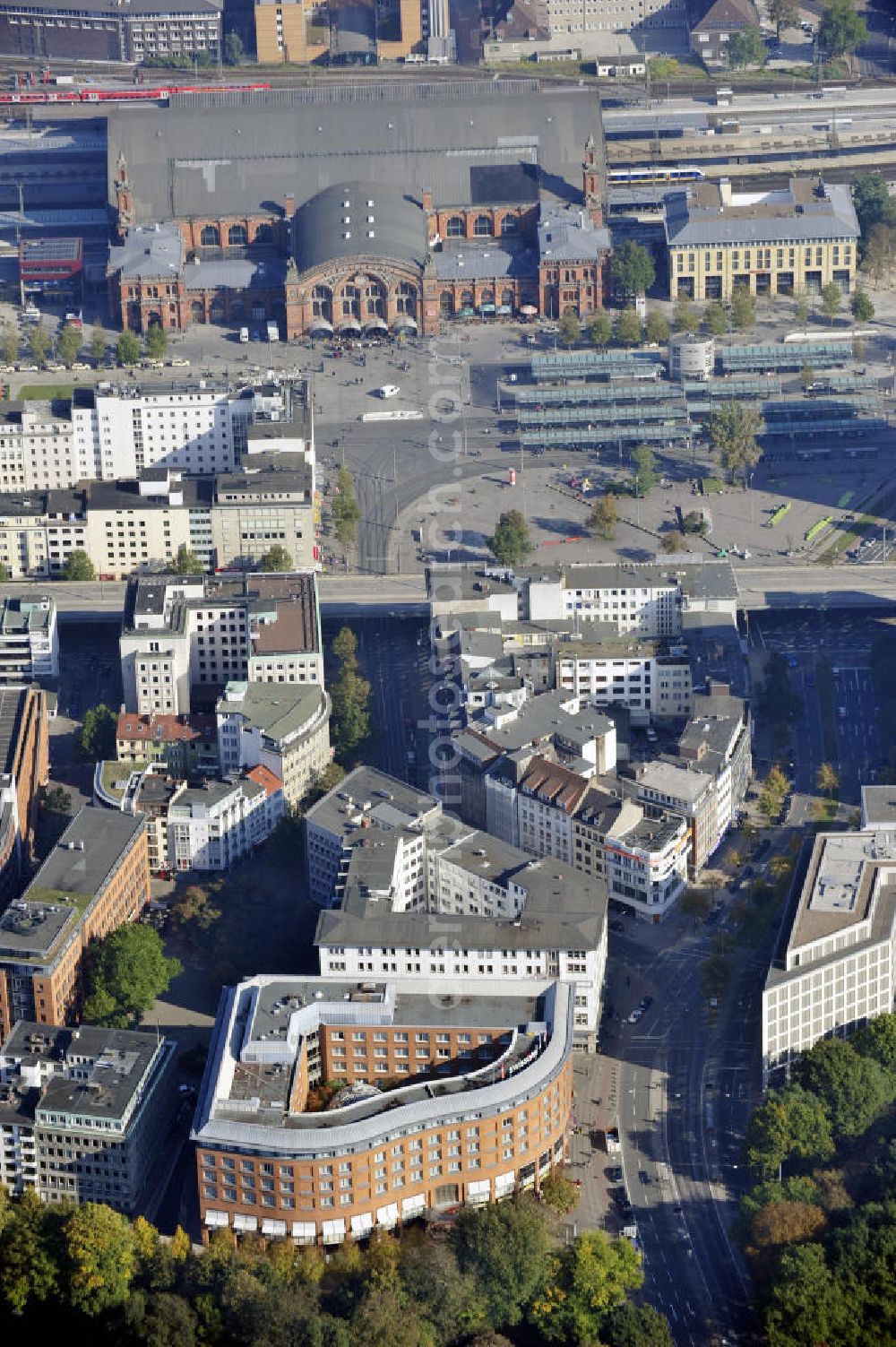 Aerial photograph Bremen - Blick auf das Swissôtel in der Bahnhofsvorstadt, das InterCity Hotel, das StarInn Hotel Bremen Columbus und den Hauptbahnhof von Bremen. View to the Swissôtel in the district Bahnhofsvorstadt, the InterCity Hotel, the StarInn Hotel Bremen Columbus and the main railway station in Bremen.