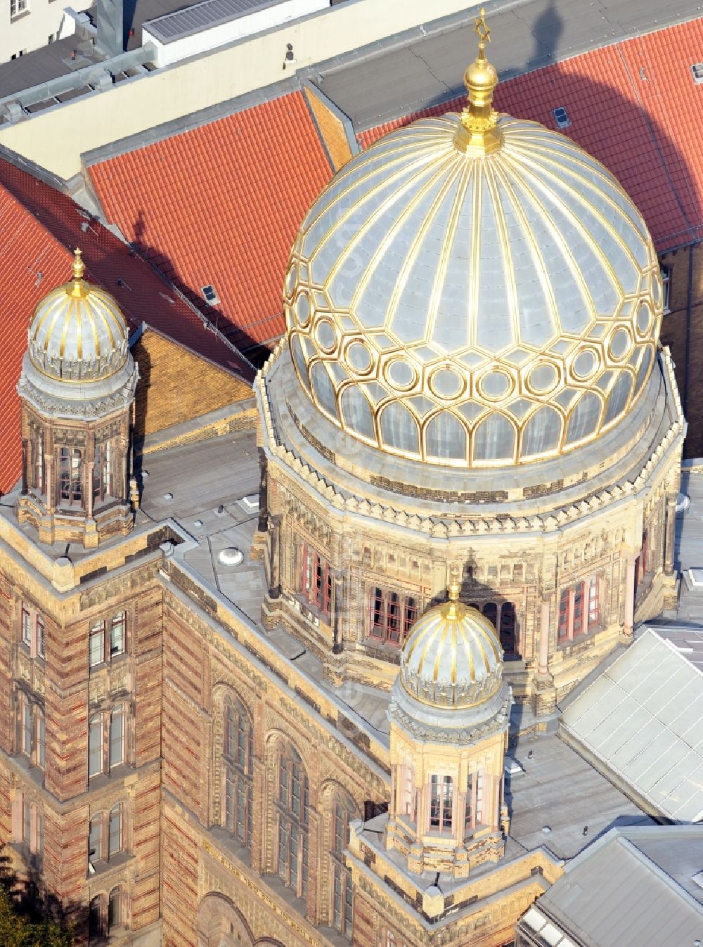 Berlin from above - Synagogue building new building of the Jewish community Stiftung Neue Synagoge Berlin - Centrum Judaicum on Oranienburger Strasse in the district Mitte in Berlin, Germany