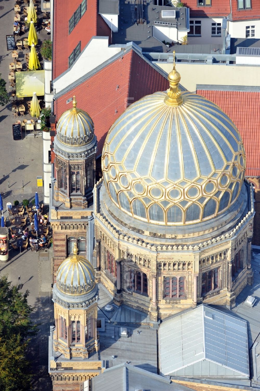 Aerial photograph Berlin - Synagogue building new building of the Jewish community Stiftung Neue Synagoge Berlin - Centrum Judaicum on Oranienburger Strasse in the district Mitte in Berlin, Germany