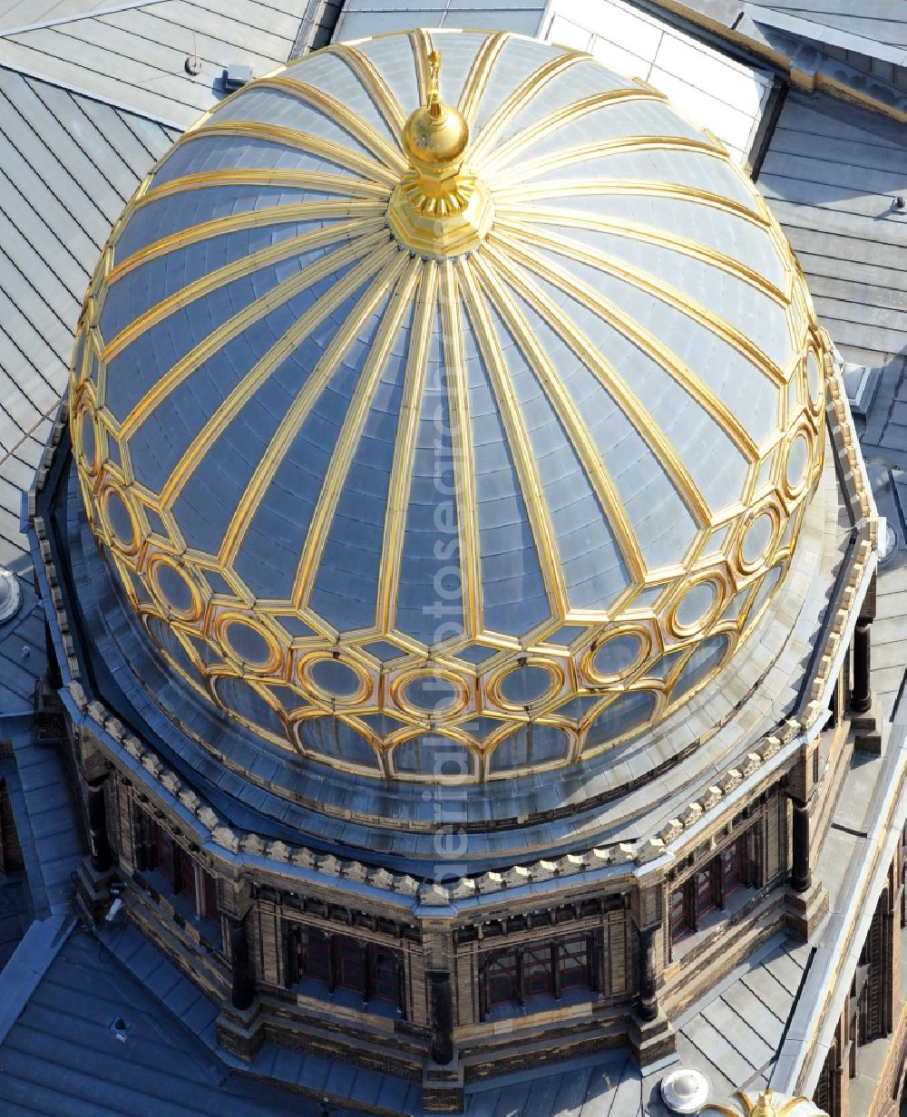 Aerial photograph Berlin - Synagogue building new building of the Jewish community Stiftung Neue Synagoge Berlin - Centrum Judaicum on Oranienburger Strasse in the district Mitte in Berlin, Germany