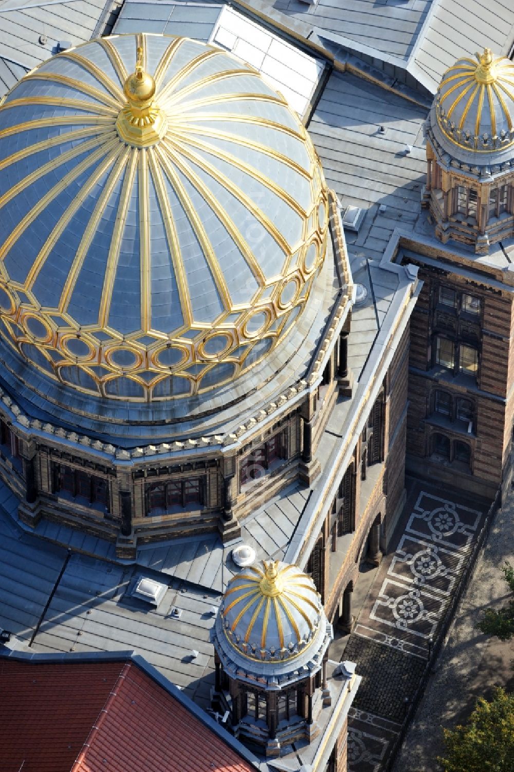 Berlin from above - Synagogue building new building of the Jewish community Stiftung Neue Synagoge Berlin - Centrum Judaicum on Oranienburger Strasse in the district Mitte in Berlin, Germany