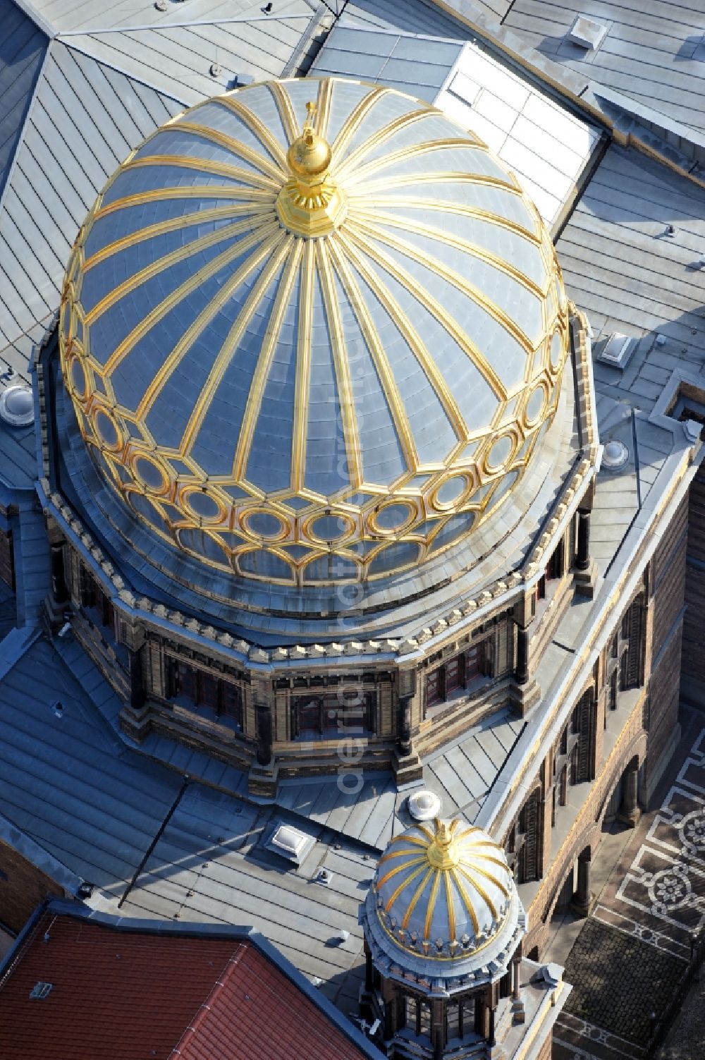 Berlin from the bird's eye view: Synagogue building new building of the Jewish community Stiftung Neue Synagoge Berlin - Centrum Judaicum on Oranienburger Strasse in the district Mitte in Berlin, Germany