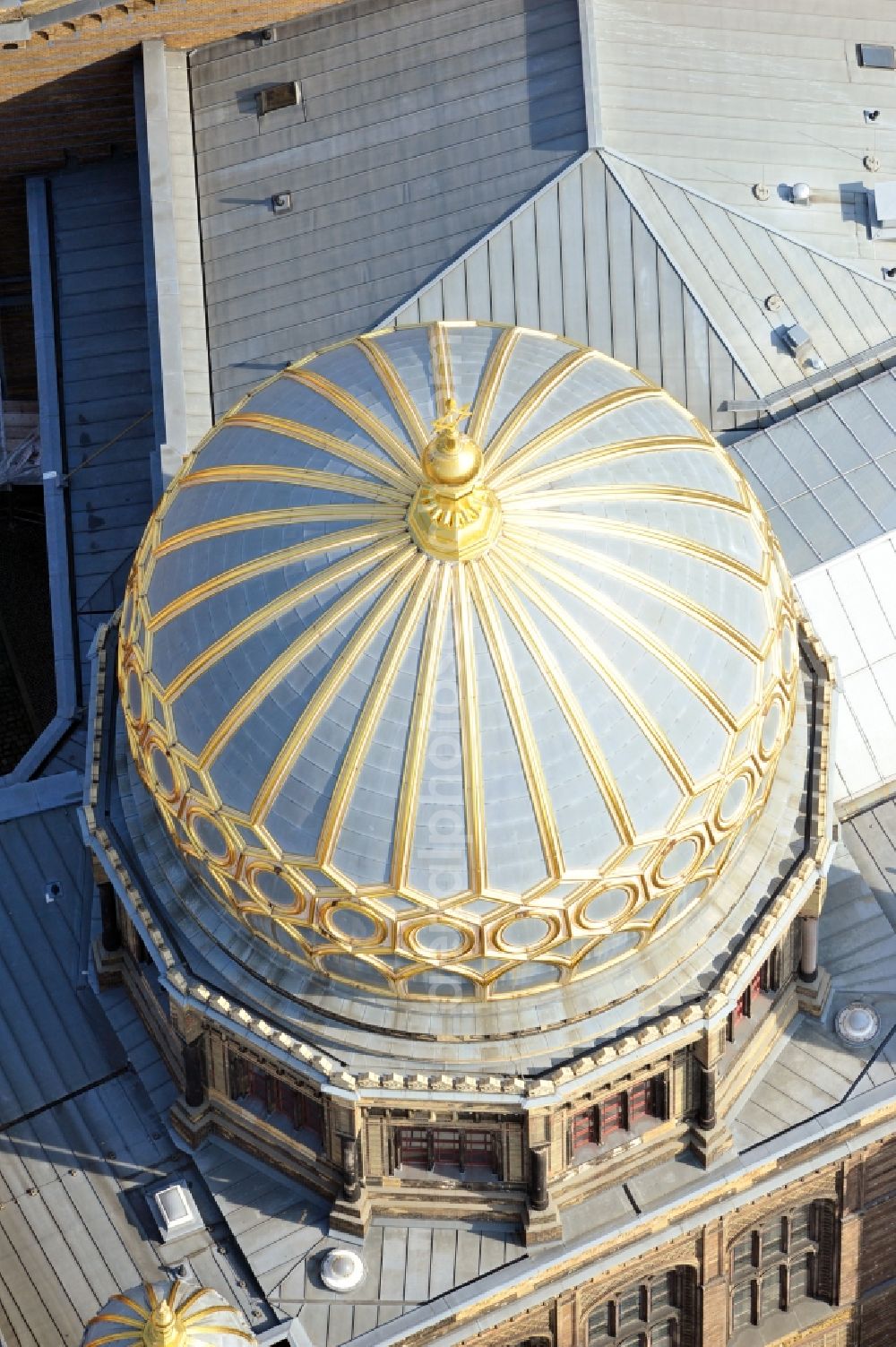 Aerial photograph Berlin - Synagogue building new building of the Jewish community Stiftung Neue Synagoge Berlin - Centrum Judaicum on Oranienburger Strasse in the district Mitte in Berlin, Germany