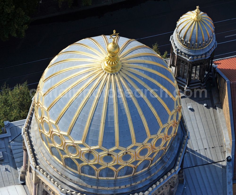 Aerial image Berlin - Synagogue building new building of the Jewish community Stiftung Neue Synagoge Berlin - Centrum Judaicum on Oranienburger Strasse in the district Mitte in Berlin, Germany