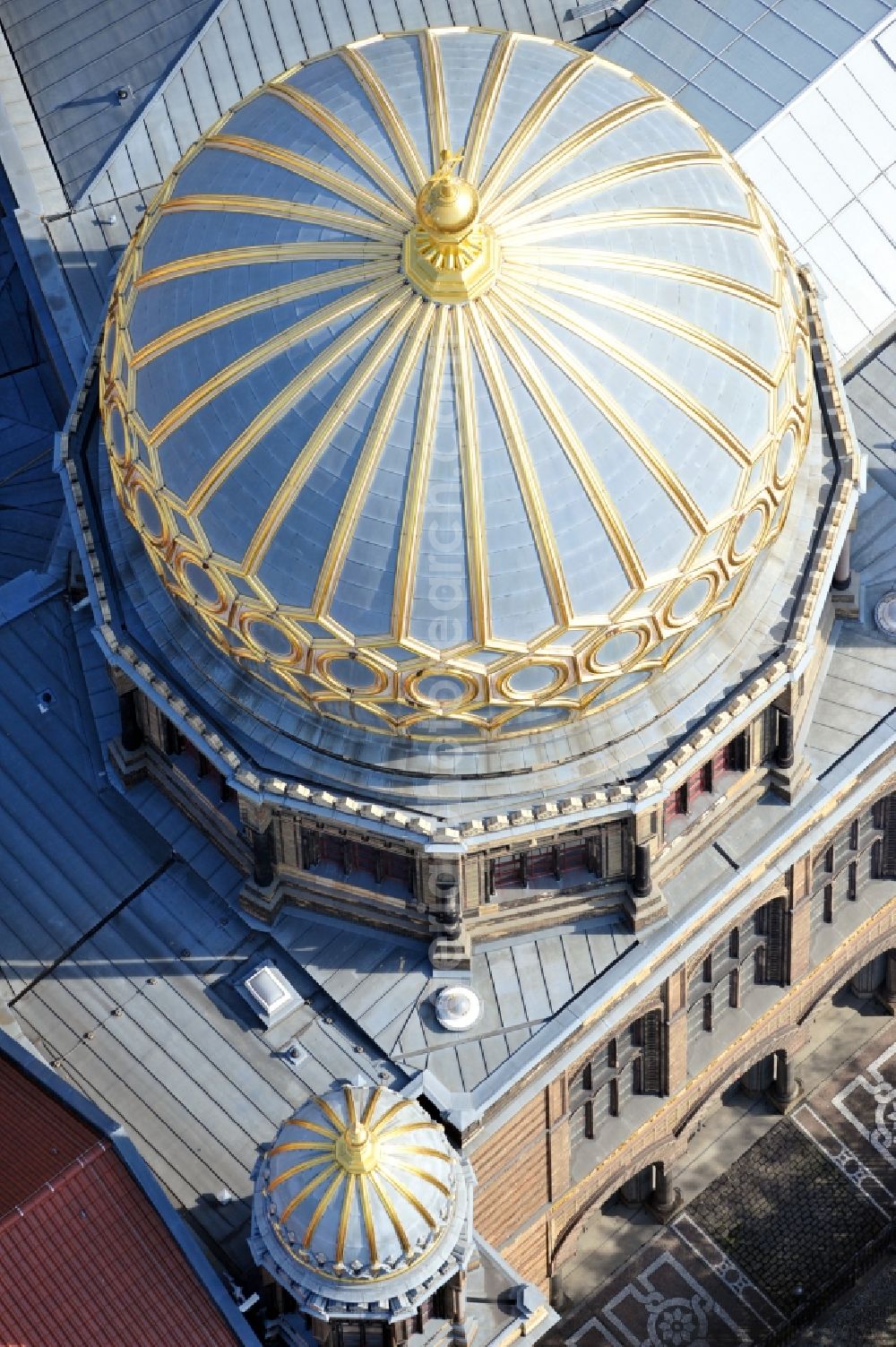 Aerial image Berlin - Synagogue building new building of the Jewish community Stiftung Neue Synagoge Berlin - Centrum Judaicum on Oranienburger Strasse in the district Mitte in Berlin, Germany