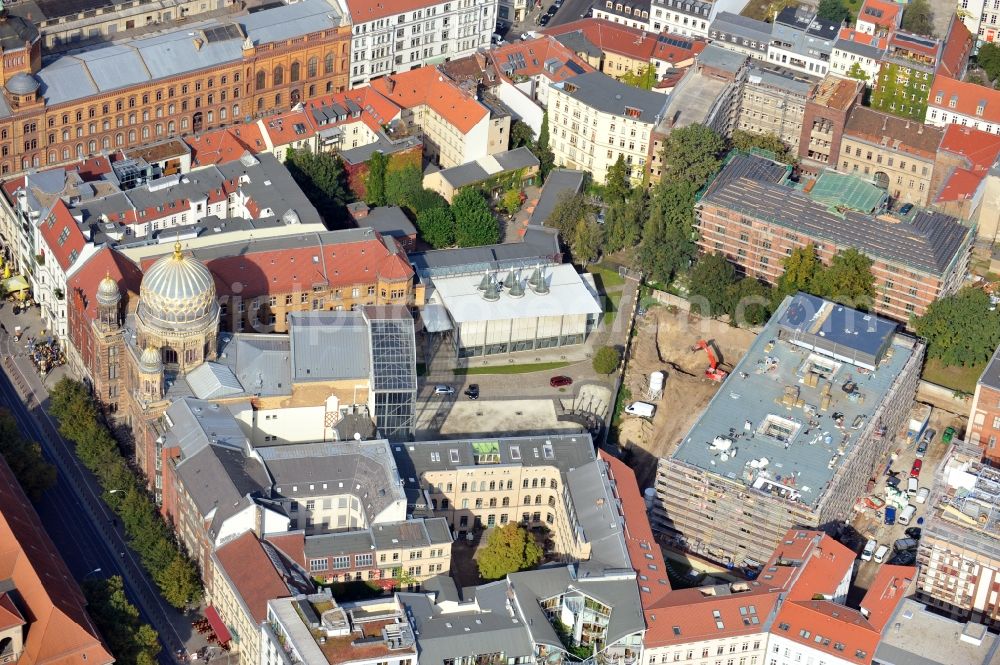 Aerial photograph Berlin - Synagogue building new building of the Jewish community Stiftung Neue Synagoge Berlin - Centrum Judaicum on Oranienburger Strasse in the district Mitte in Berlin, Germany