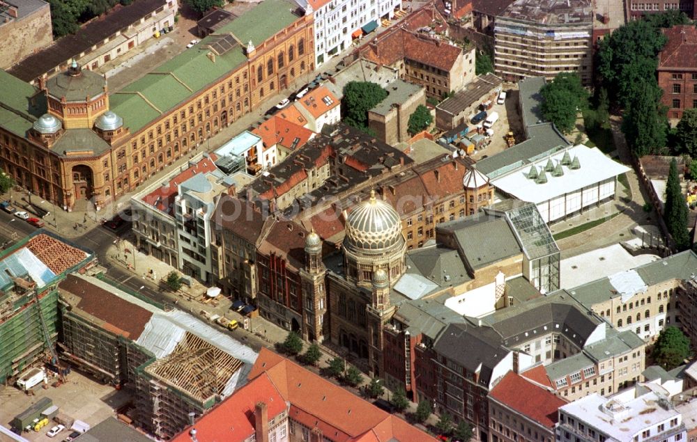 Aerial image Berlin - Synagogue building new building of the Jewish community Stiftung Neue Synagoge Berlin - Centrum Judaicum on Oranienburger Strasse in the district Mitte in Berlin, Germany