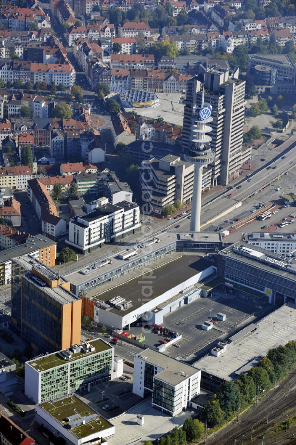 Hannover from the bird's eye view: Blick auf die T-Mobile Firmenzentrale und das Einkauszentrum Kaufland in Hannover. Im Hintergrund sind die Euro Schulen und der VW-Tower zu sehen. Viwe to the T-Mobile compnay headquarters and the Shopping Center Kaufland in Hannover. In the background are the Euro Schools and the VW-Tower.