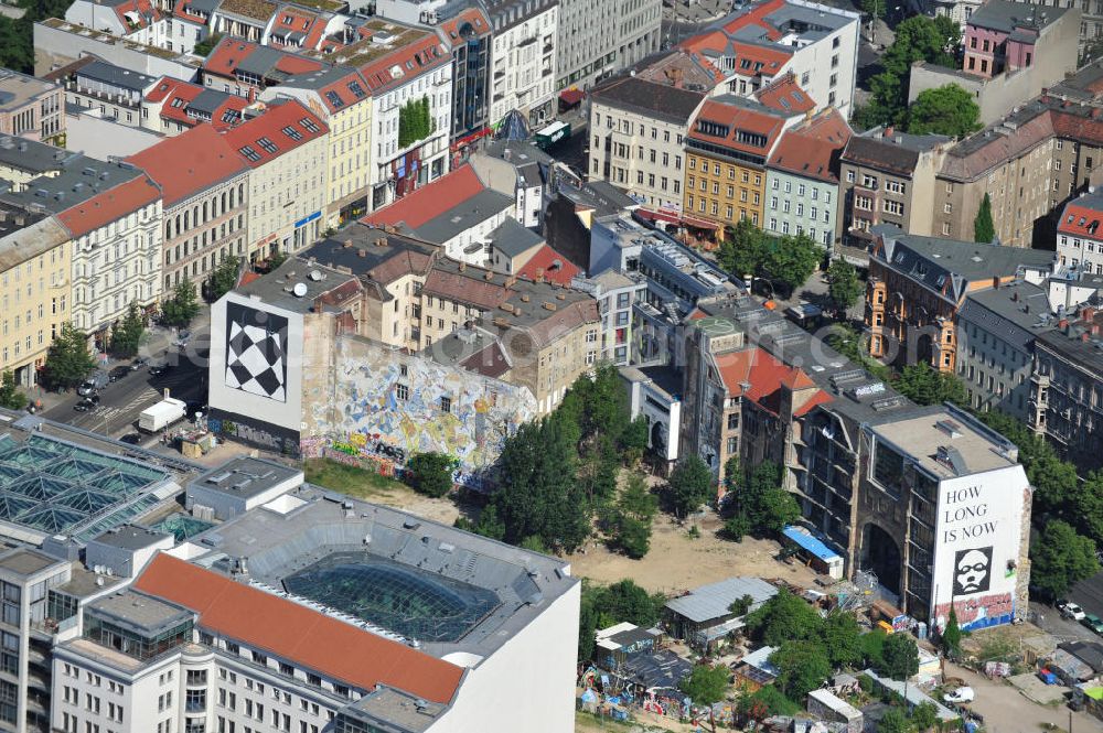 Aerial image Berlin Mitte - View to the art building Tacheles in the street Oranienburger Straße in Berlin-Mitte. The ruin functions as a production, presentation and event area