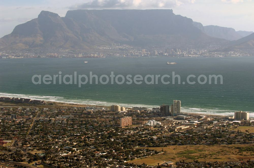 Kapstadt / Cape Town from above - Blick auf die Gebirgsketten des Tafelberges am Kap der Guten Hoffnung in Kapstadt. View onto the mountain ranges of Table Mountain at the Cape of Good Hope in Cape Town.