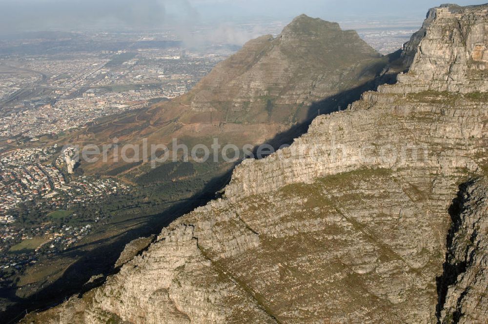 Kapstadt / Cape Town from above - Blick auf die Gebirgsketten des Tafelberges am Kap der Guten Hoffnung in Kapstadt. View onto the mountain ranges of Table Mountain at the Cape of Good Hope in Cape Town.