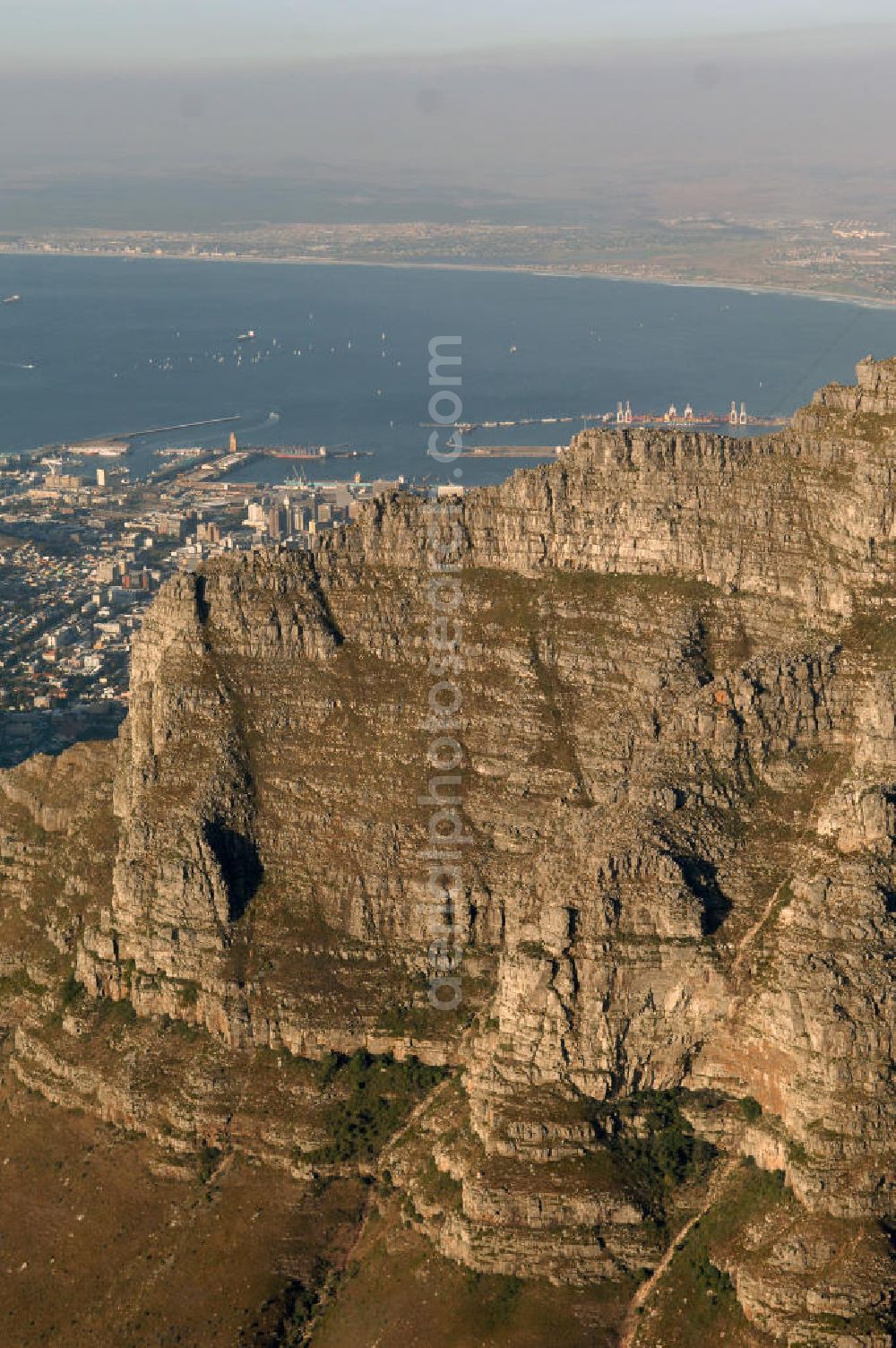 Kapstadt / Cape Town from above - Blick auf die Gebirgsketten des Tafelberges am Kap der Guten Hoffnung in Kapstadt. View onto the mountain ranges of Table Mountain at the Cape of Good Hope in Cape Town.